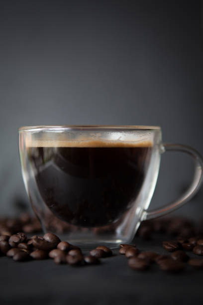 tasse à café avec café fraîchement moulu et grains de café torréfiés bruns - koffie photos et images de collection