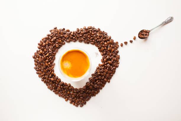 coffee cup with fresh brewed coffee and brown roasted coffee beans - koffie imagens e fotografias de stock