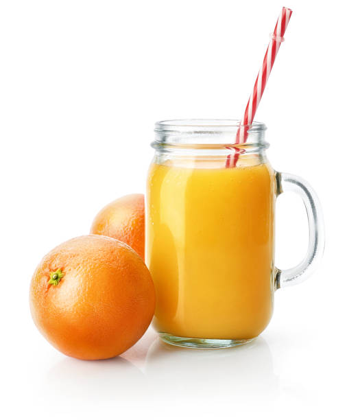 свежевыжатый апельсиновый сок в стеклянной банке каменщика - drinking straw striped isolated nobody стоковые фото и изображения