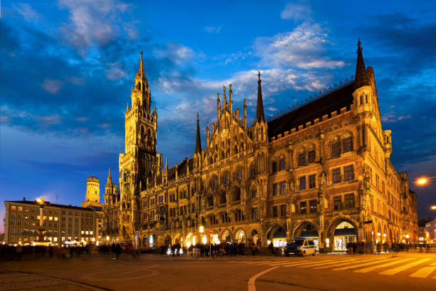 quadrado de marienplatz na noite com new town hall neues rathaus - nova prefeitura de munique - fotografias e filmes do acervo