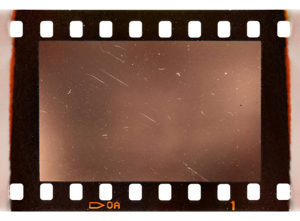 scansione reale del vecchio filmstrip da 35 mm o cornice fotografica con bordi bruciati su sfondo bianco - fermo immagine effetti fotografici foto e immagini stock