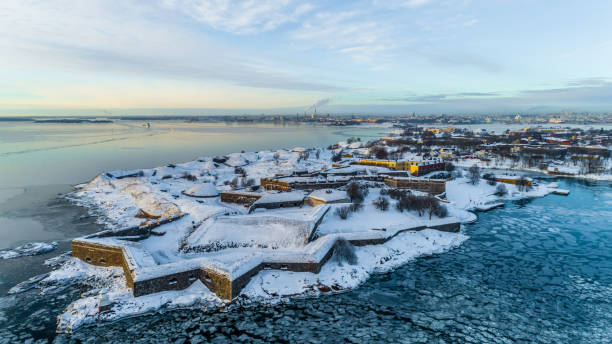 vista aérea de la fortaleza de suomenlinna en helsinki, finlandia - suomenlinna fotografías e imágenes de stock