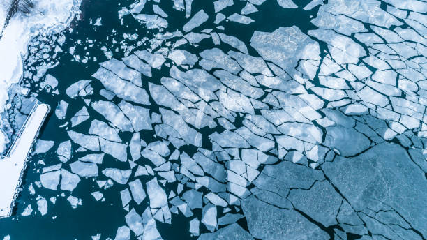 バルト海、フィンランドに浮かぶ凍った割れた氷の流氷の空中風景 - ice crushed ice crushed textured ストックフォトと画像