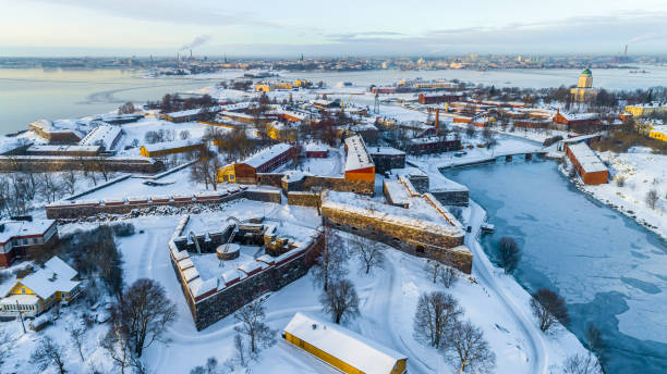 vista aérea de la fortaleza de suomenlinna en helsinki, finlandia - suomenlinna fotografías e imágenes de stock