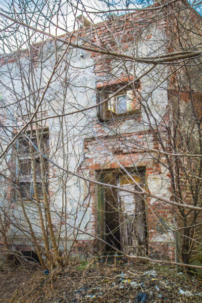 istock Abandoned house about to collapse 1130779583