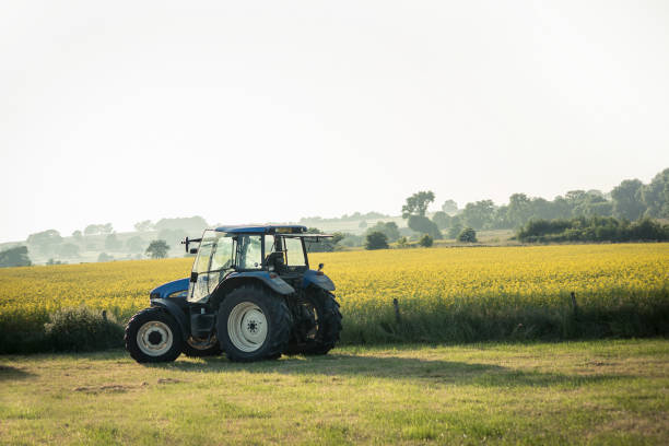 ブリティッシュ・ファーマーズ・トラクター - tractor farm uk agriculture ストックフォトと画像