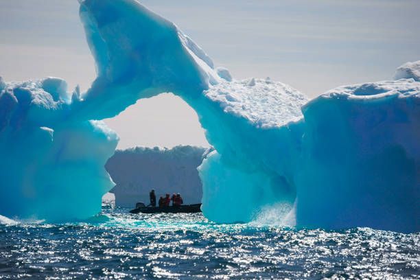 turistas antárticos - rough antarctica wintry landscape south pole - fotografias e filmes do acervo