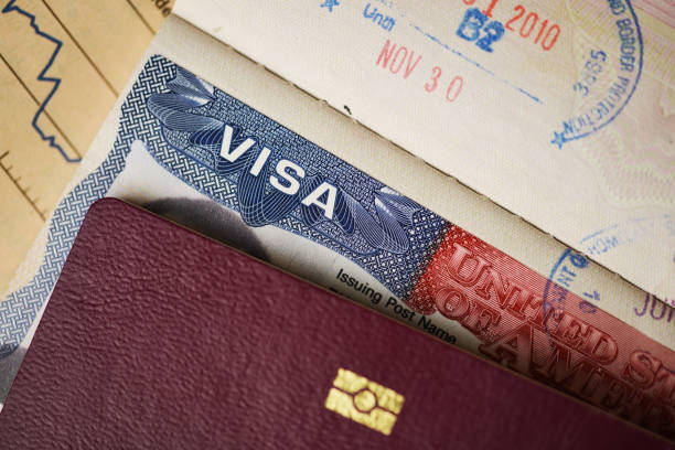 pasaporte biométrico con sello de visado turístico para estados unidos - emigración e inmigración fotografías e imágenes de stock