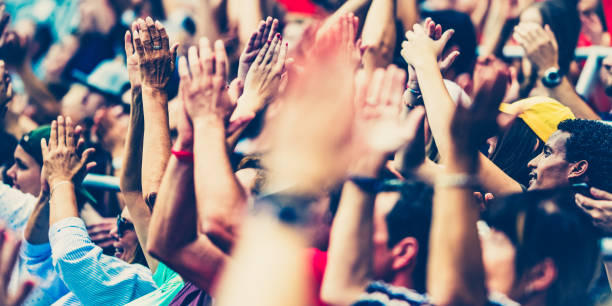 腕を上げてチームを応援する群集 - applauding cheering spectator human hand ストックフォトと画像