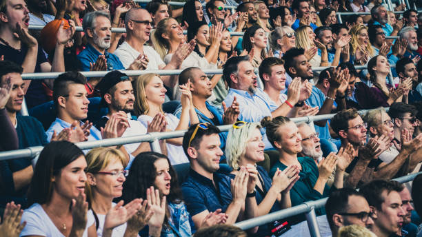 povos nos arquibancadas do estádio que aplaudem - stadium crowd audience spectator - fotografias e filmes do acervo