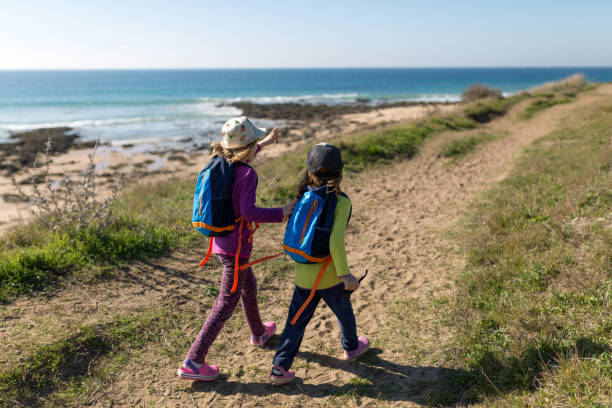 dos jovencitas explorando la costa española, playa zahora, andalucía, españa - costa de la luz fotografías e imágenes de stock