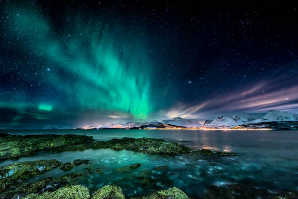 erstaunliche polarlichter-nordlichter-blick von der küste in oldervik, in der nähe der stadt tromso-nordnorwegen - nordlicht stock-fotos und bilder