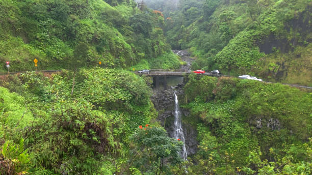 マウイ島の滝の上の狭い橋で交通が遅くなる - waterfall maui hawaii islands hana ストックフォトと画像