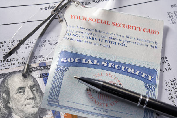 돈 펜과 안경 사회 보장 카드: $100 달러 - social security 뉴스 사진 이미지