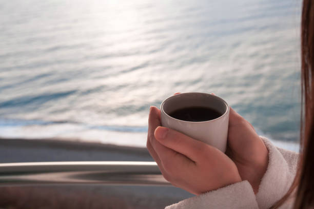 frau mit kaffee in feiertagsruhe. - wedding beach groom bride stock-fotos und bilder