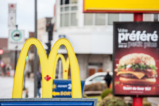 Mc Donald's is the main fast food brand, selling mainly hamburgers, spead worldwide. Canada is one of the only markets of the company to have customized the logo with its national symbol