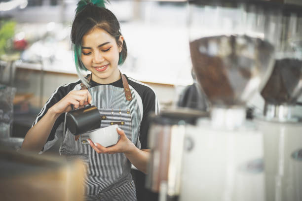 azjatycka urocza barista kobieta robiąca kawę w kawiarni - barista zdjęcia i obrazy z banku zdjęć