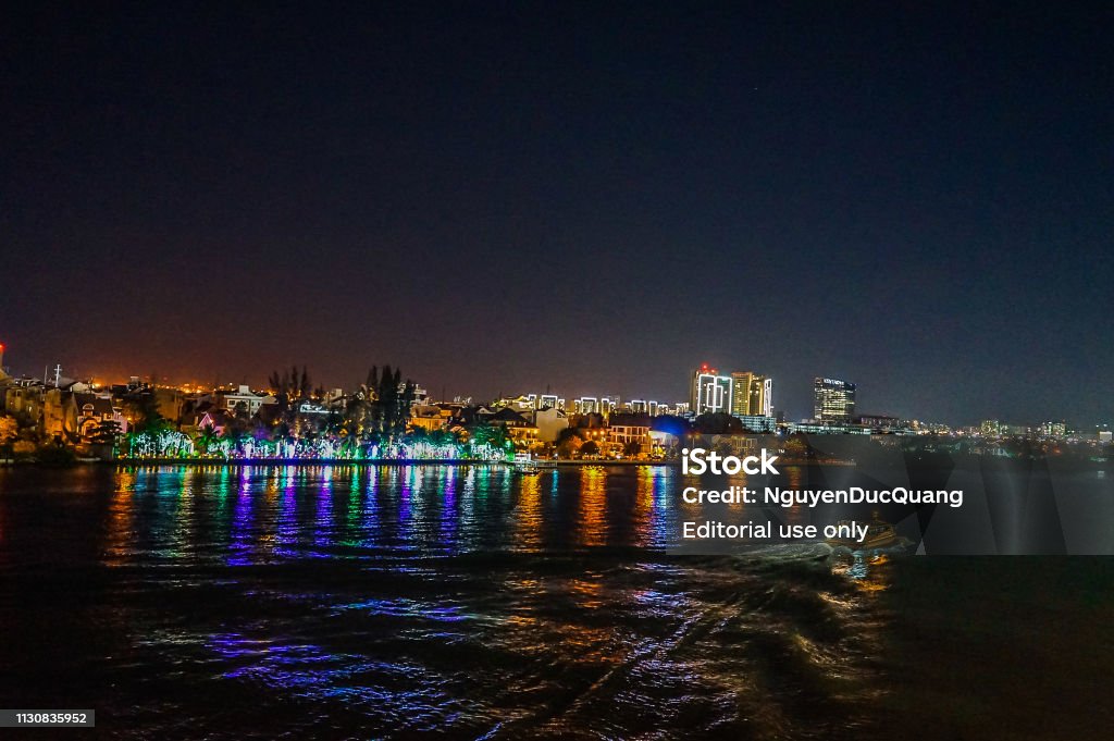 Vedere din Garden, Skycraper Landmark 81, Pod pasarelă, centru comercial al Vinhome Central Park, binh Thanh district, Ho Chi Minh City, Vietnam - Fotografie de stoc 2018 fără redevențe Vedere din Garden, Skycraper Landmark 81, Pod pasarelă, centru comercial al Vinhome Central Park, binh Thanh district, Ho Chi Minh City, Vietnam - Fotografie de stoc 2018 fără redevențe