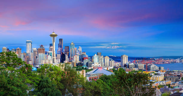 Seattle skyline at twilight Seattle skyline panorama at sunset as seen from Kerry Park, Seattle, WA cascade range photos stock pictures, royalty-free photos & images