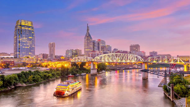 skyline del centro di nashville, tennessee al crepuscolo - tennessee foto e immagini stock