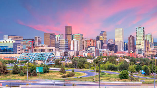 panorama of denver skyline at twilight. - natural land state imagens e fotografias de stock