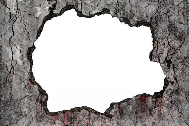 Cтоковое фото Кровавый фон страшно на поврежденных шероховатый трещины и сломанной бетонной стены на белом, концепция ужаса и Хэллоуин