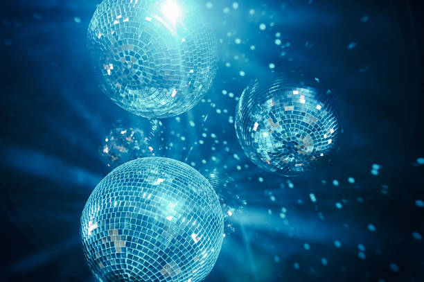 bolas azules brillantes del disco - disco ball mirror shiny lighting equipment fotografías e imágenes de stock