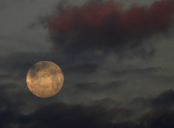 Great Full moon over sky with red clouds Big full wolf moon over the city at dusk paisaje urbano stock pictures, royalty-free photos & images