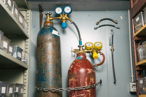 réservoirs d'oxygène vintage dans l'entrepôt - bouteille doxygène photos et images de collection