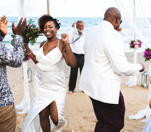 pareja afroamericana casarse en la playa - boda playa fotografías e imágenes de stock