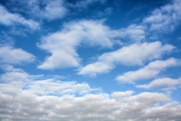 cielo azul con nubes - wolk fotografías e imágenes de stock