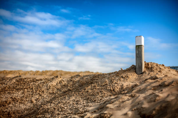 дюны и пляж у моря возле нурдвейк, нидерланды - wolk стоковые фото и изображения