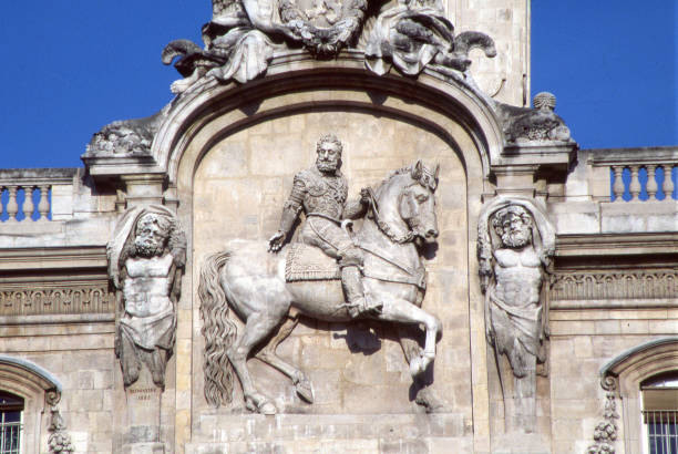 statua equestre sulla facciata del municipio di lione - henry iv foto e immagini stock
