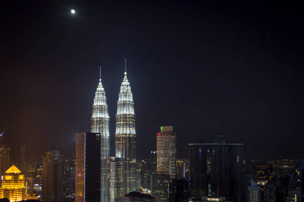 Petronas Twin Towers Kuala Lumpur city centre overlooking the Petronas Twin Towers, Kuala Lumpur, Malaysia paisaje urbano stock pictures, royalty-free photos & images