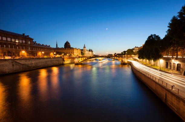 夕暮れ時にパリのセーヌ川 - paris france notre dame night ile de la cite ストックフォトと画像