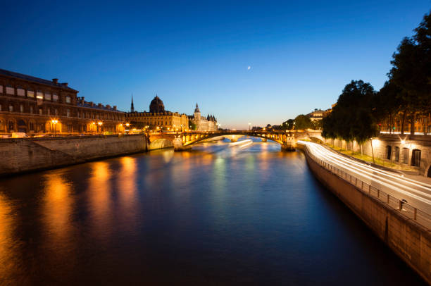The River Seine In Paris At Dusk The River Seine In Paris At Dusk seine river stock pictures, royalty-free photos & images