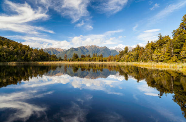 lago matheson, ilha sul da nova zelândia - kettle - fotografias e filmes do acervo