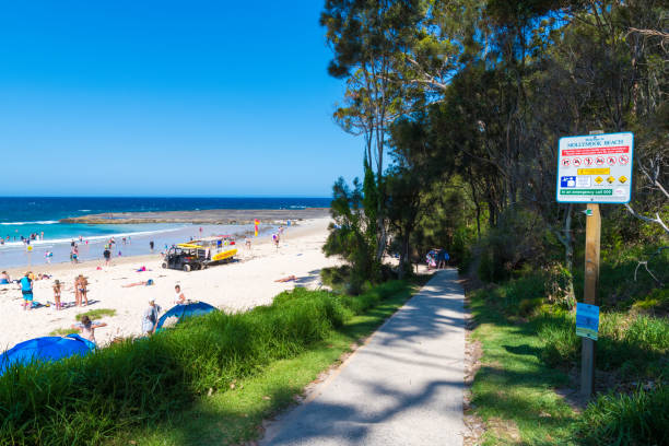 la gente disfrutando del clima soleado en la playa de mollymook, una maravillosa escapada al mar y una estancia perfecta en la costa sur de nsw, australia - ulladulla fotografías e imágenes de stock