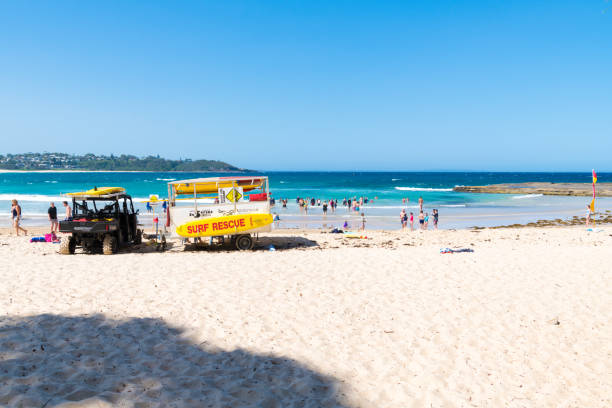 la gente disfrutando del clima soleado en la playa de mollymook, una maravillosa escapada al mar y una estancia perfecta en la costa sur de nsw, australia - ulladulla fotografías e imágenes de stock