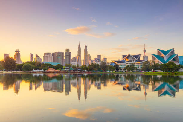 vue panoramique de la ville de kuala lumpur skyline de bord de mer avec des reflets et beau ciel du matin - kuala lumpur photos et images de collection