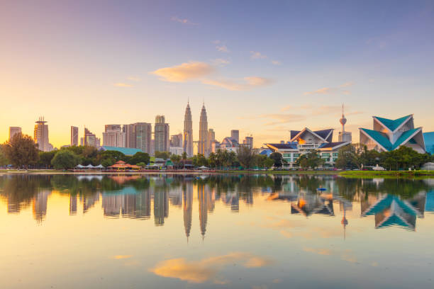панорамный вид на набережную города куала-лумпур с отражениями и красивым утренним небом - malaysia стоковые фото и изображения