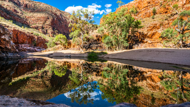 malowniczy widok na dziurę w wąwozie ormiston w west macdonnell ranges nt outback australia - west macdonnell ranges national park zdjęcia i obrazy z banku zdjęć