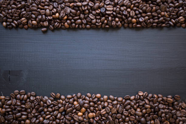kaffeebohnen rahmen auf tafel - bean macro brown roasted stock-fotos und bilder