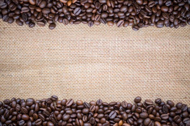 cornice di chicchi di caffè su tela - coffee crop bean seed directly above foto e immagini stock