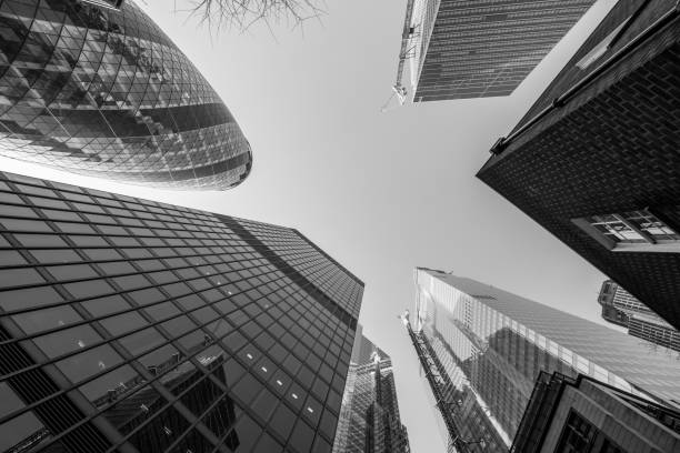 les bâtiments d'affaires modernes abstraits dans le quartier financier de londres-image de stock noir et blanc - london england financial district england long exposure photos et images de collection