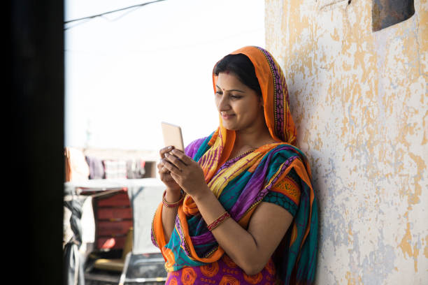 femme indienne de portrait dans le sari au village-image de stock - rural watch photos et images de collection