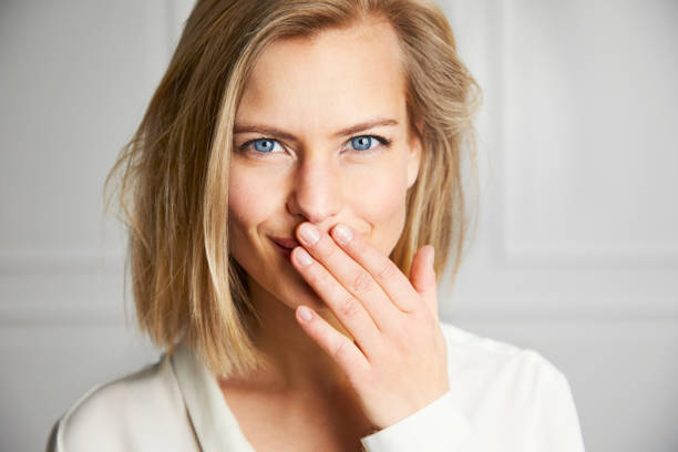 hermosa chica con un secreto - ojos azules fotografías e imágenes de stock