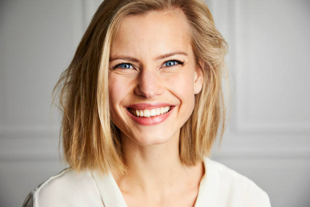 hermosa sonrisa - ojos azules fotografías e imágenes de stock