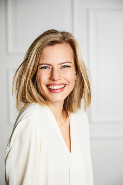 потрясающая молодая женщина - women smiling blond hair cheerful стоковые фото и изображения