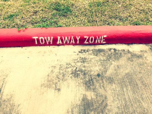 istock Tow away sign in curb 1130908875